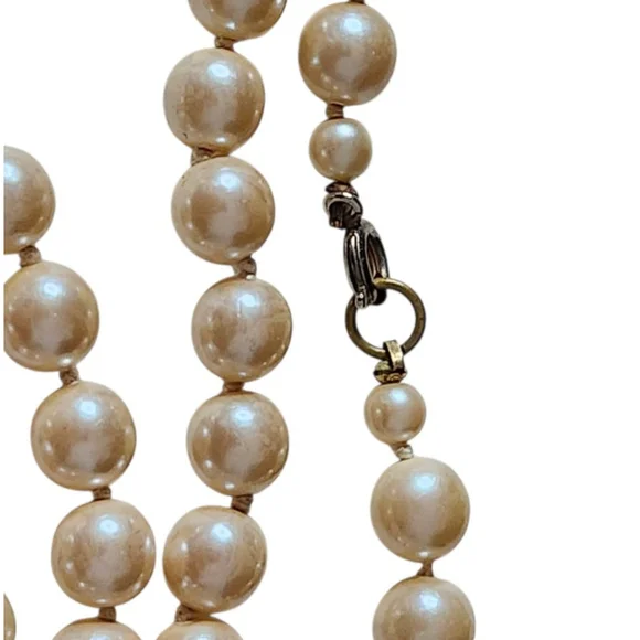 Gorgeous Vintage 35-Inch Faux Pearls Strand Individually Knotted - Picture 4 of 4